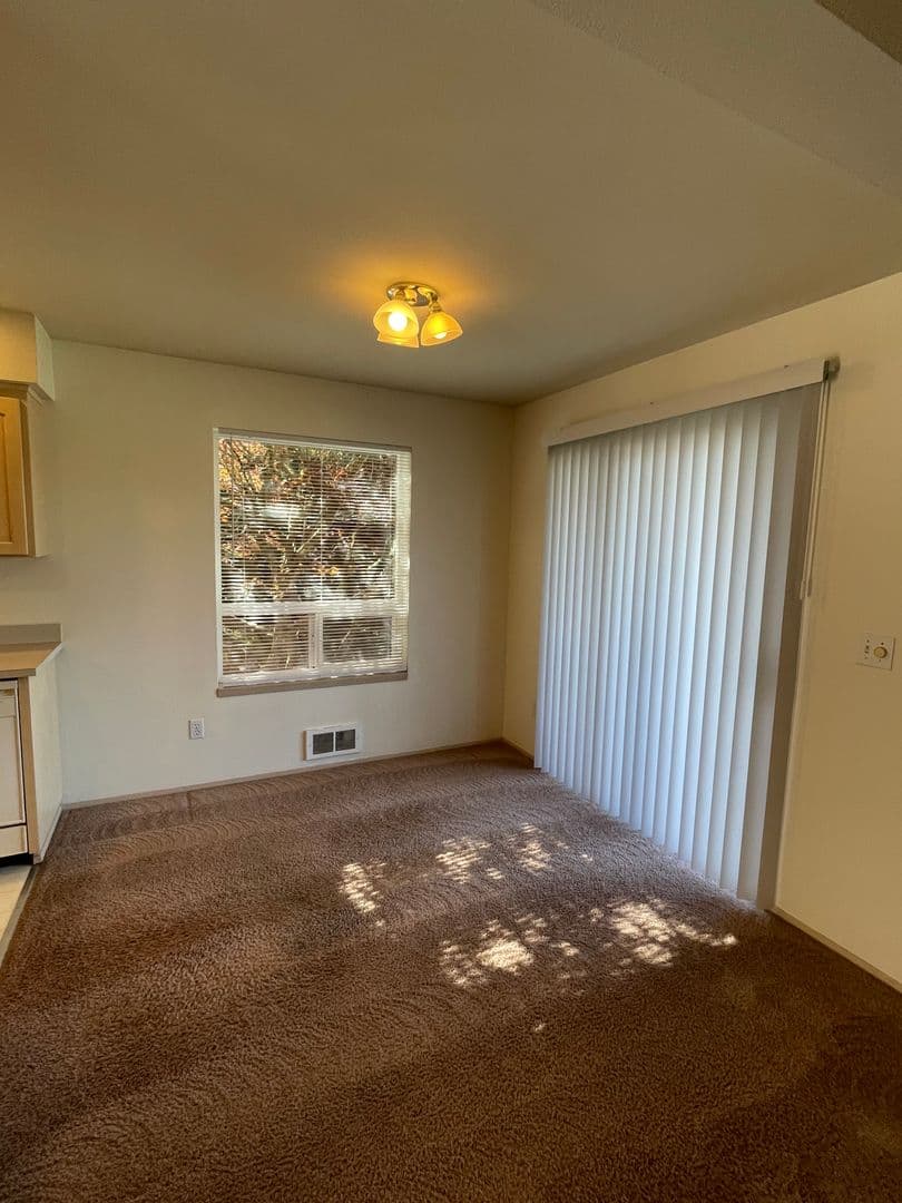 Everett Apartment: 3208 Rockefeller Ave