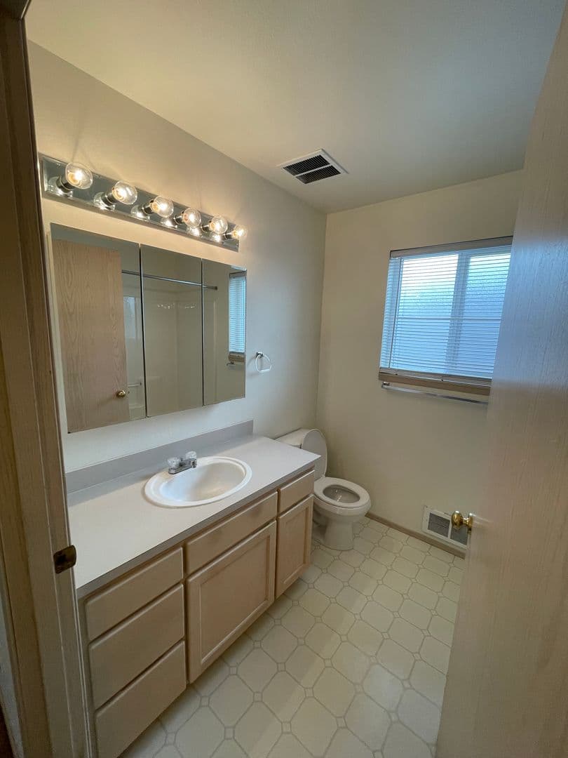 Everett Apartment: 3208 Rockefeller Ave