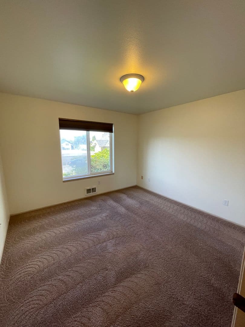 Everett Apartment: 3208 Rockefeller Ave