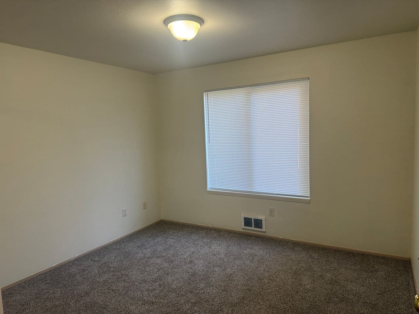 Everett Apartment: 3208 Rockefeller Ave