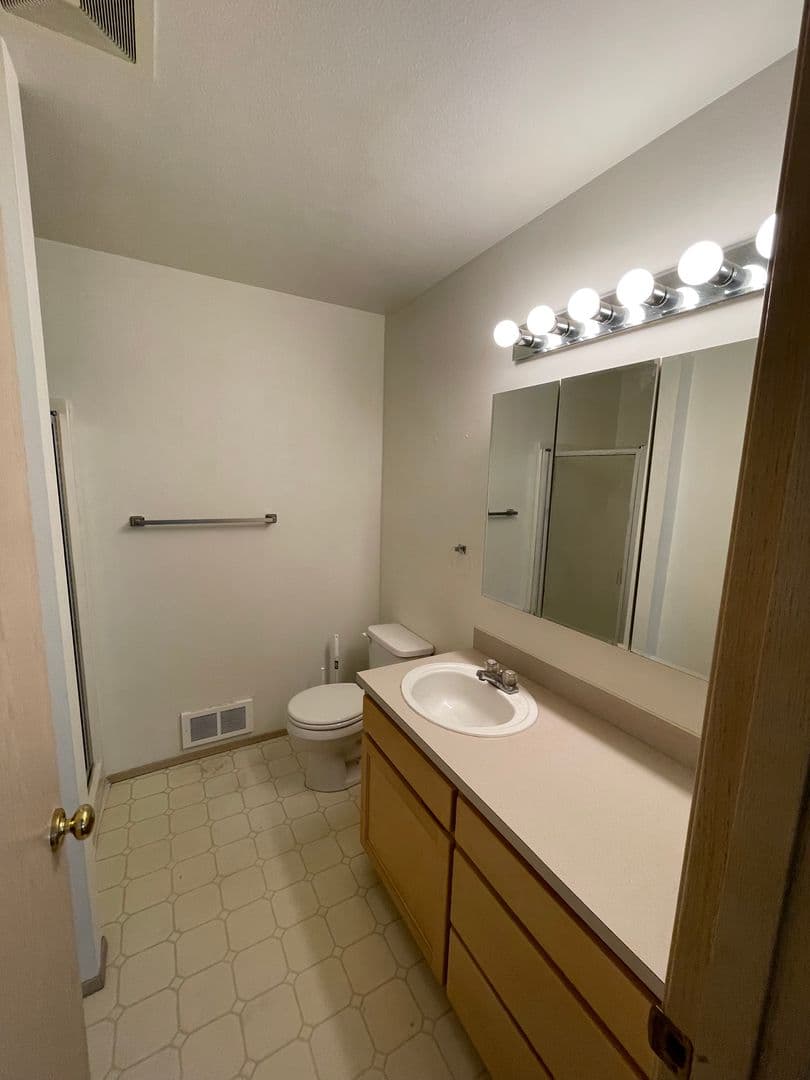 Everett Apartment: 3208 Rockefeller Ave
