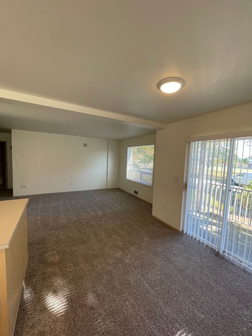 Everett Apartment: 3208 Rockefeller Ave