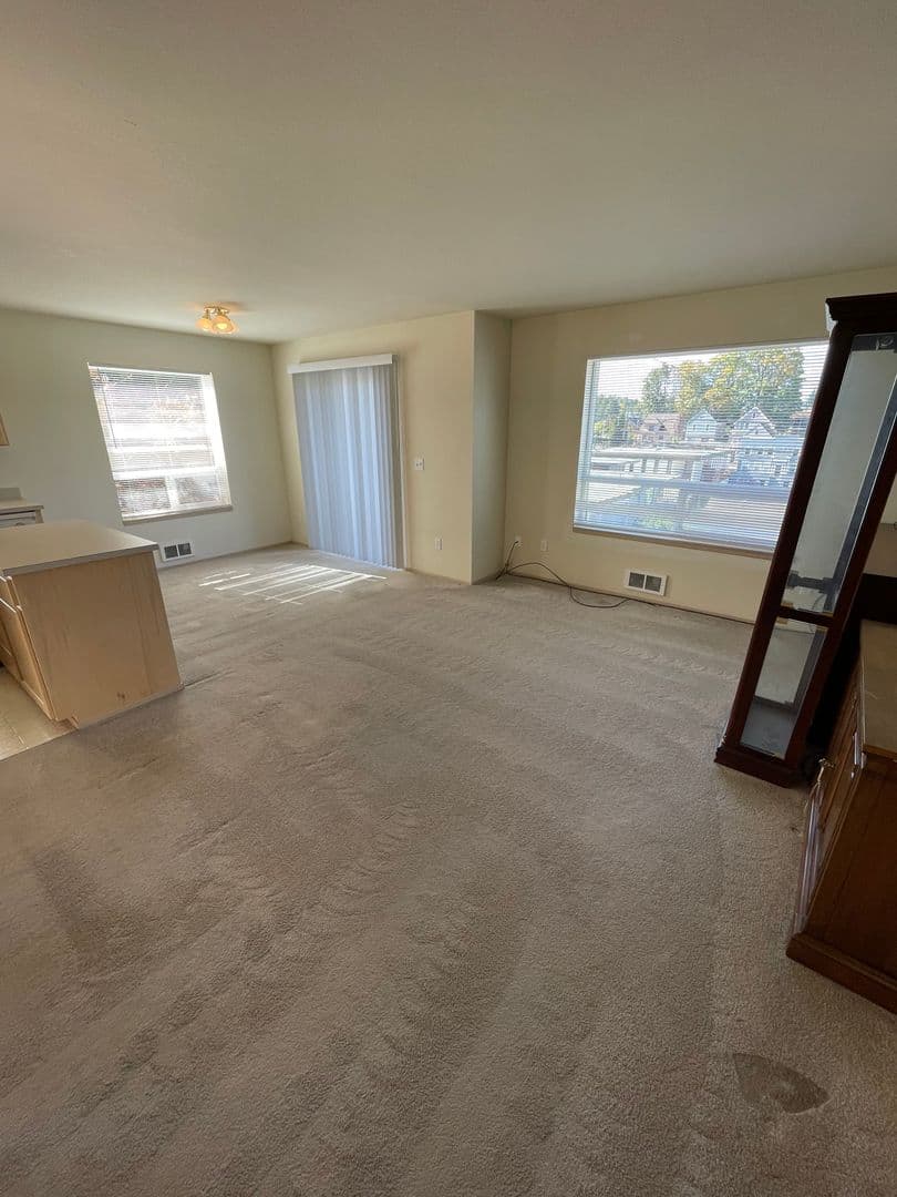 Everett Apartment: 3208 Rockefeller Ave