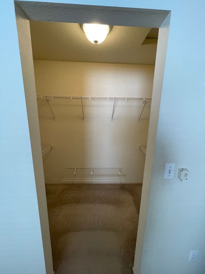 Everett Apartment: 3208 Rockefeller Ave