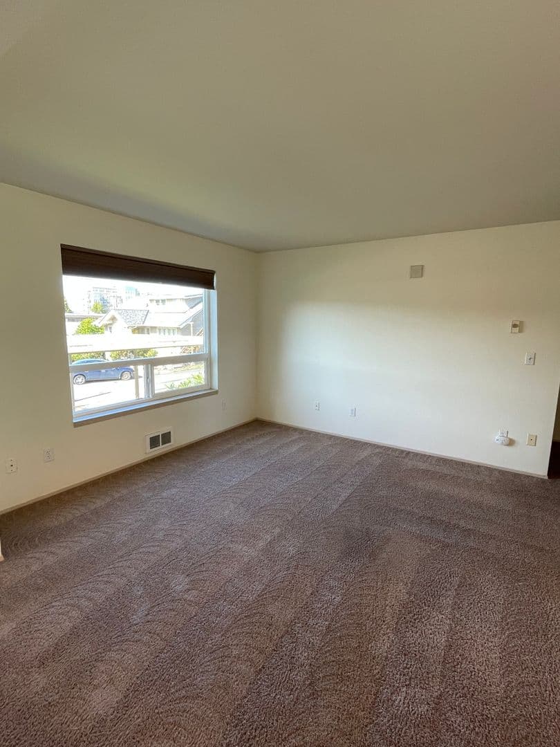 Everett Apartment: 3208 Rockefeller Ave