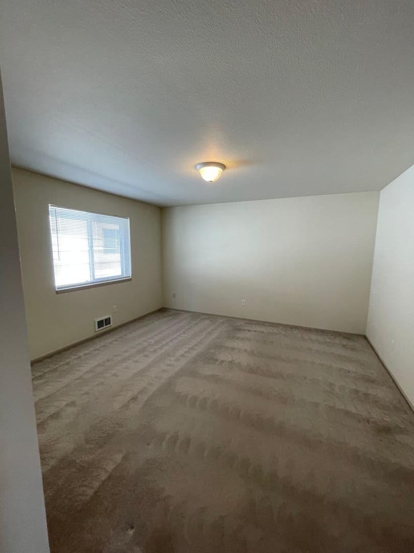Everett Apartment: 3208 Rockefeller Ave
