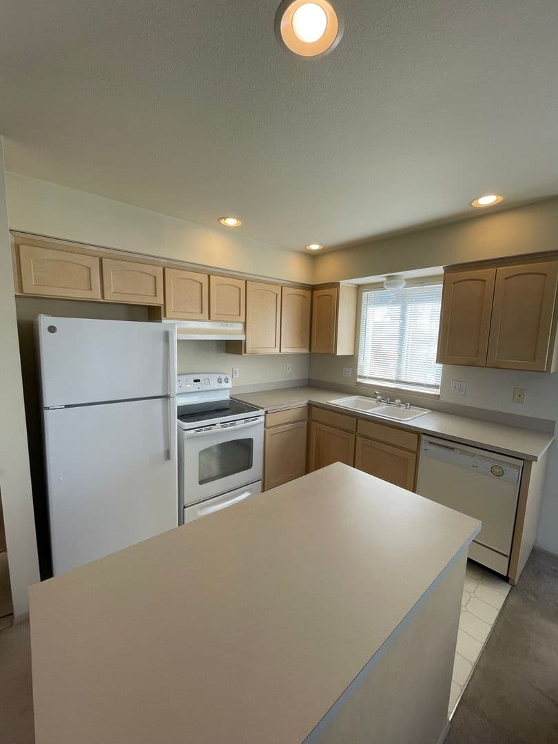 Everett Apartment: 3208 Rockefeller Ave