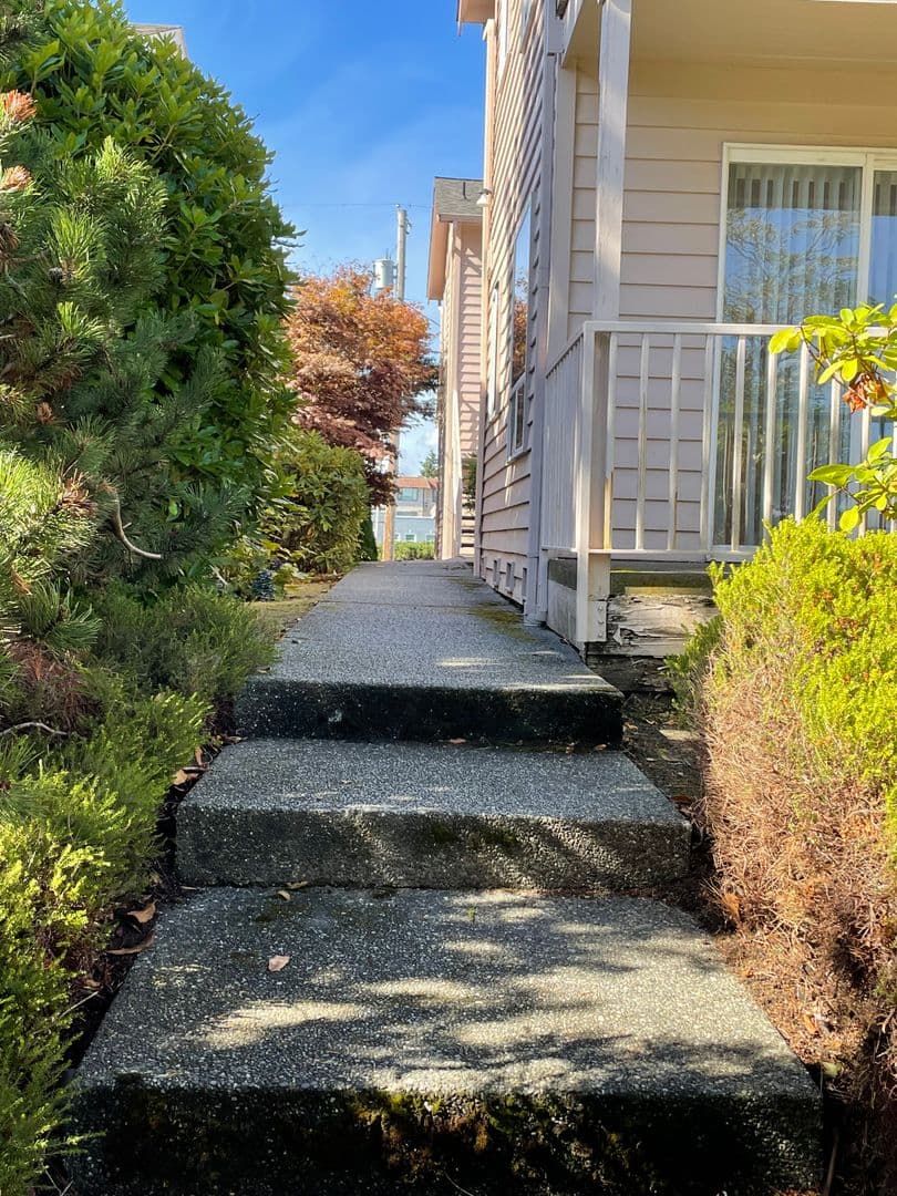Everett Apartment: 3208 Rockefeller Ave