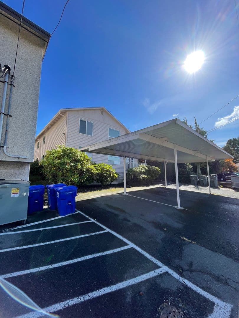 Everett Apartment: 3208 Rockefeller Ave