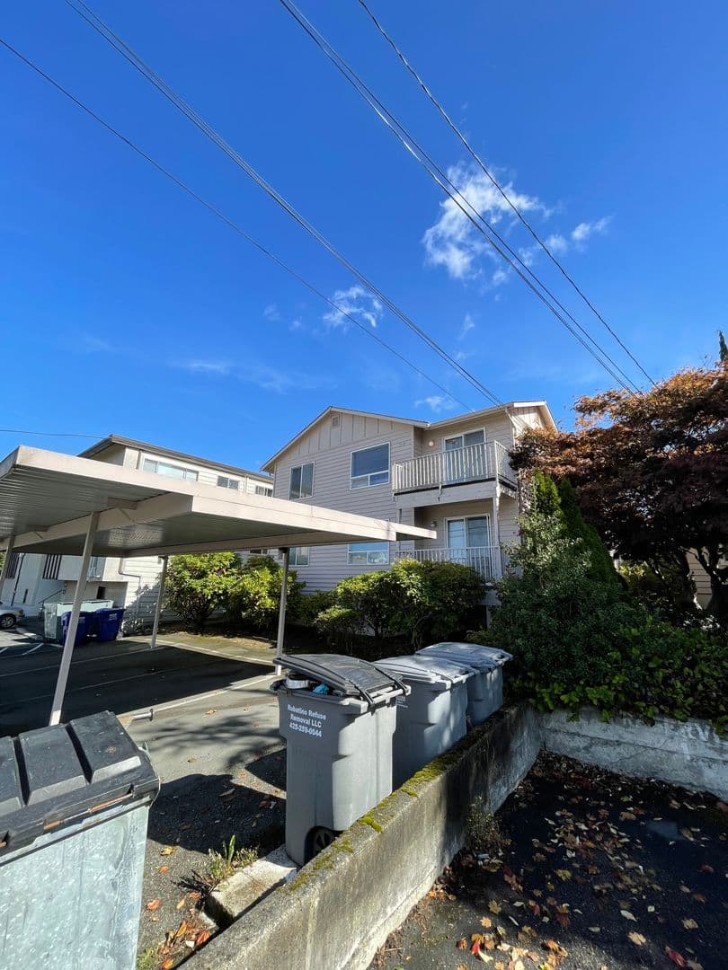 Everett Apartment: 3208 Rockefeller Ave