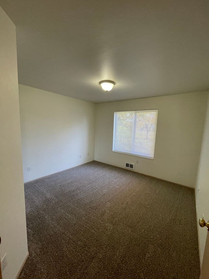 Everett Apartment: 3208 Rockefeller Ave