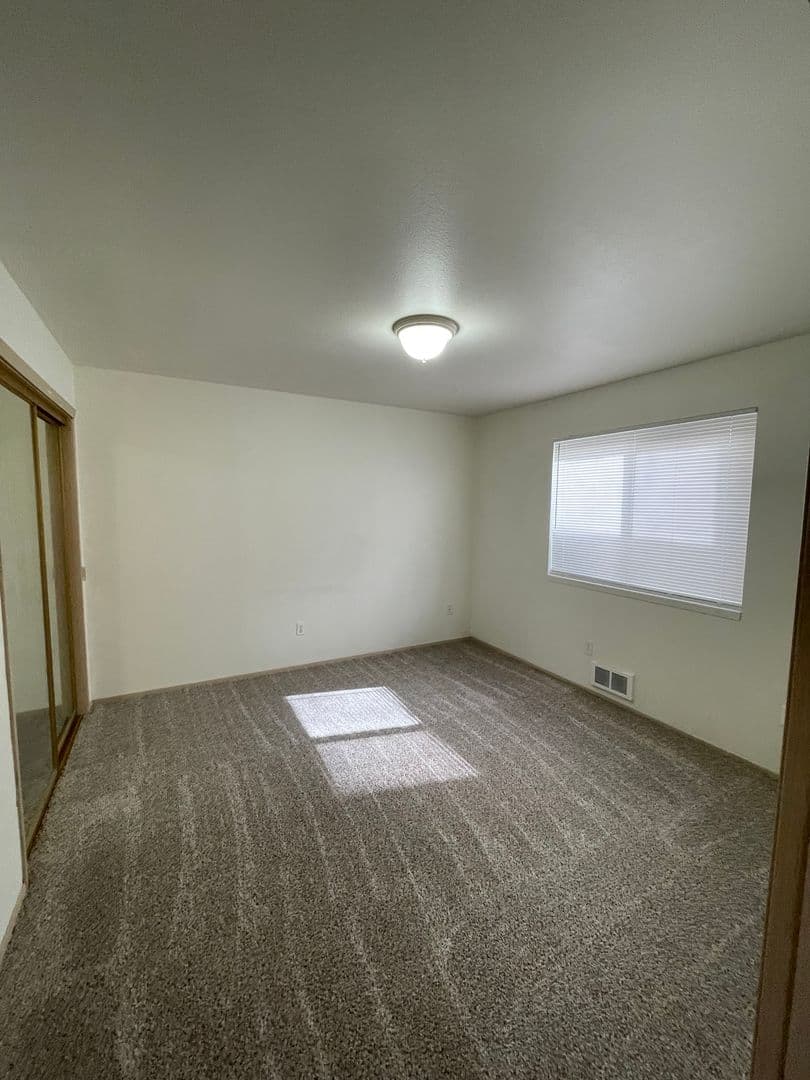 Everett Apartment: 3208 Rockefeller Ave