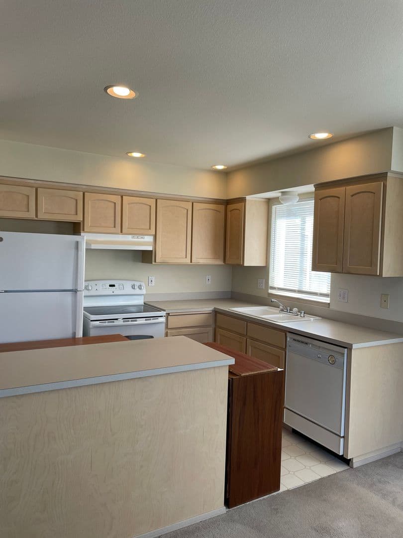 Everett Apartment: 3208 Rockefeller Ave