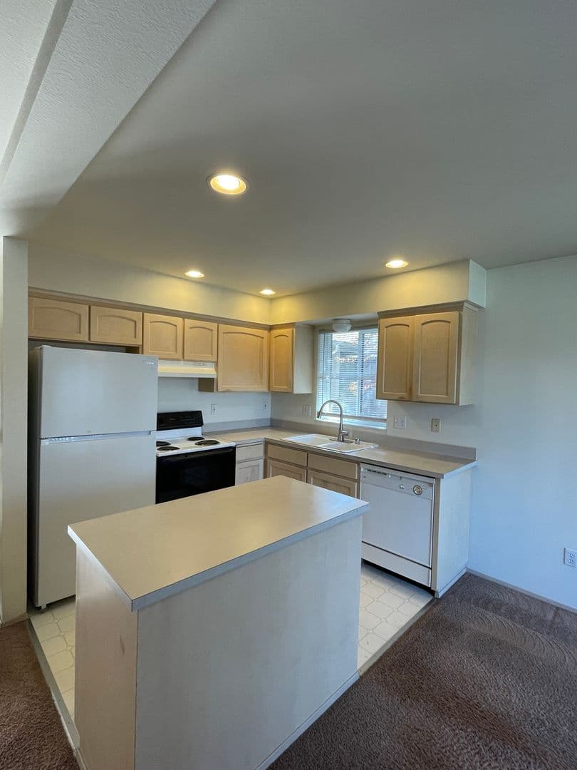 Everett Apartment: 3208 Rockefeller Ave
