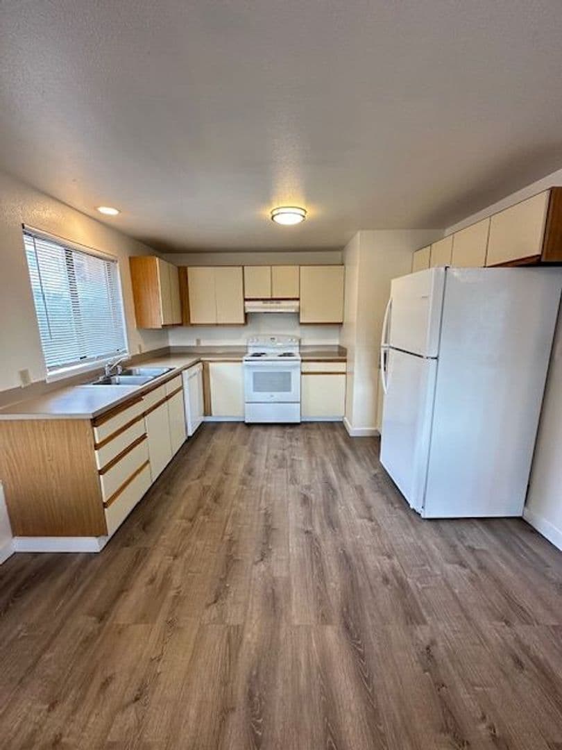 Everett Apartment: 3430 Wetmore Ave.
