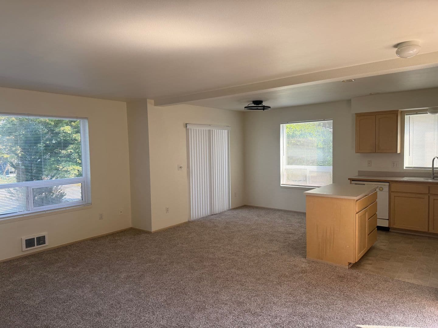 Everett Apartment: 3208 Rockefeller Ave