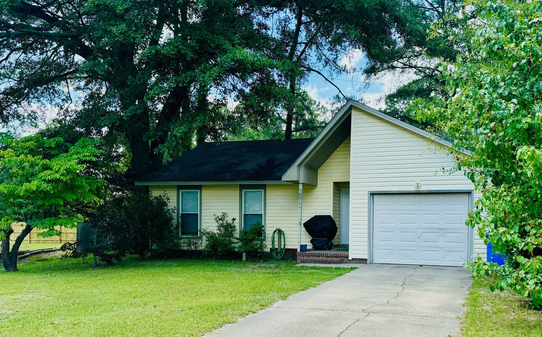 Fayetteville House: 6598 Honeysuckle Dr