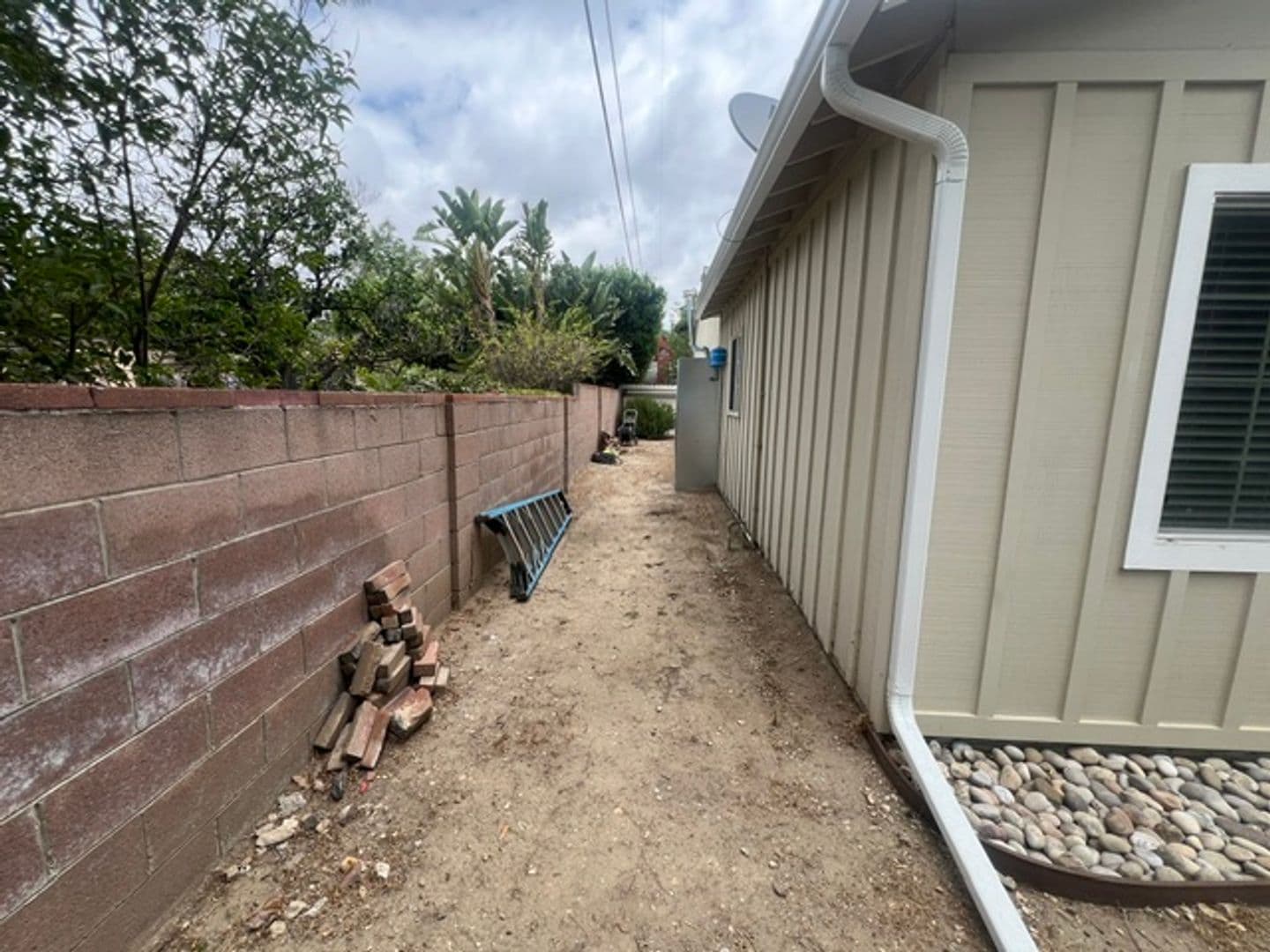 Northridge House: 17430 W Gledhill St.