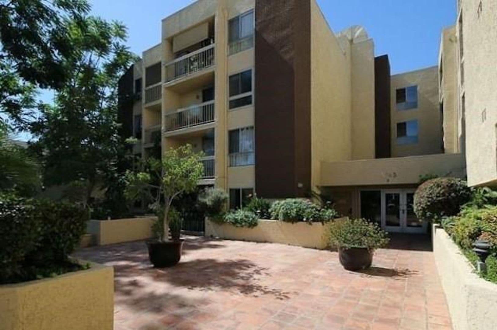 North Hollywood Condo: 5143 Bakman Ave. #102