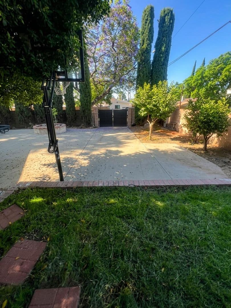 Granada Hills House: 11303 Paso Robles Avenue