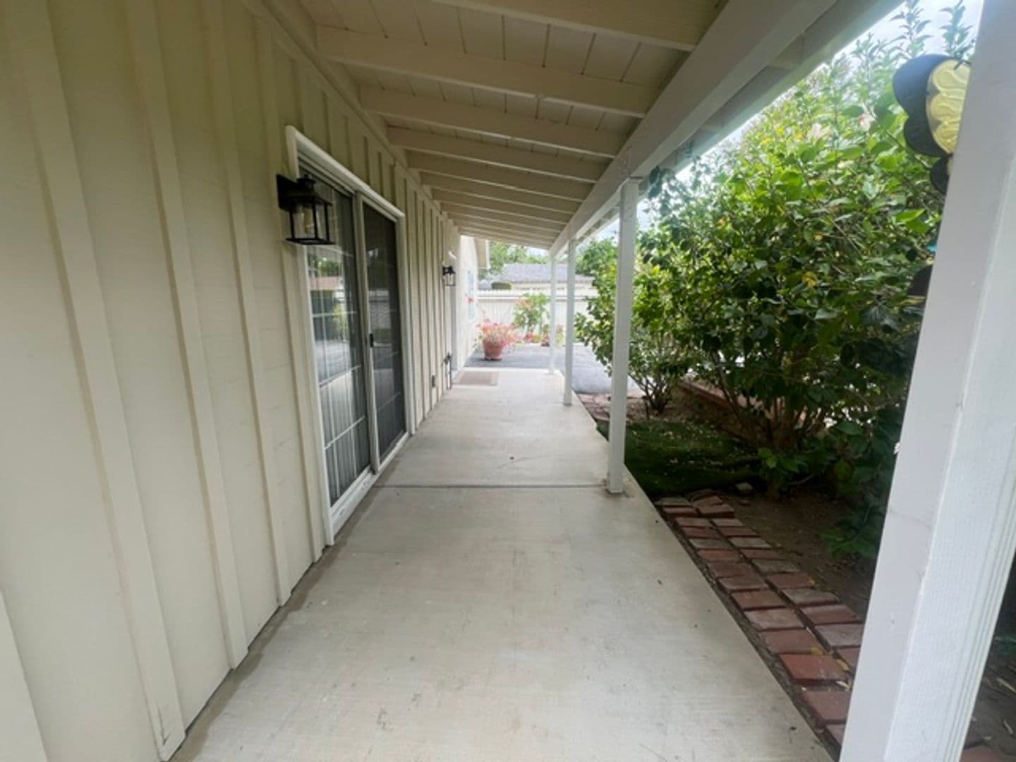 Northridge House: 17430 W Gledhill St.