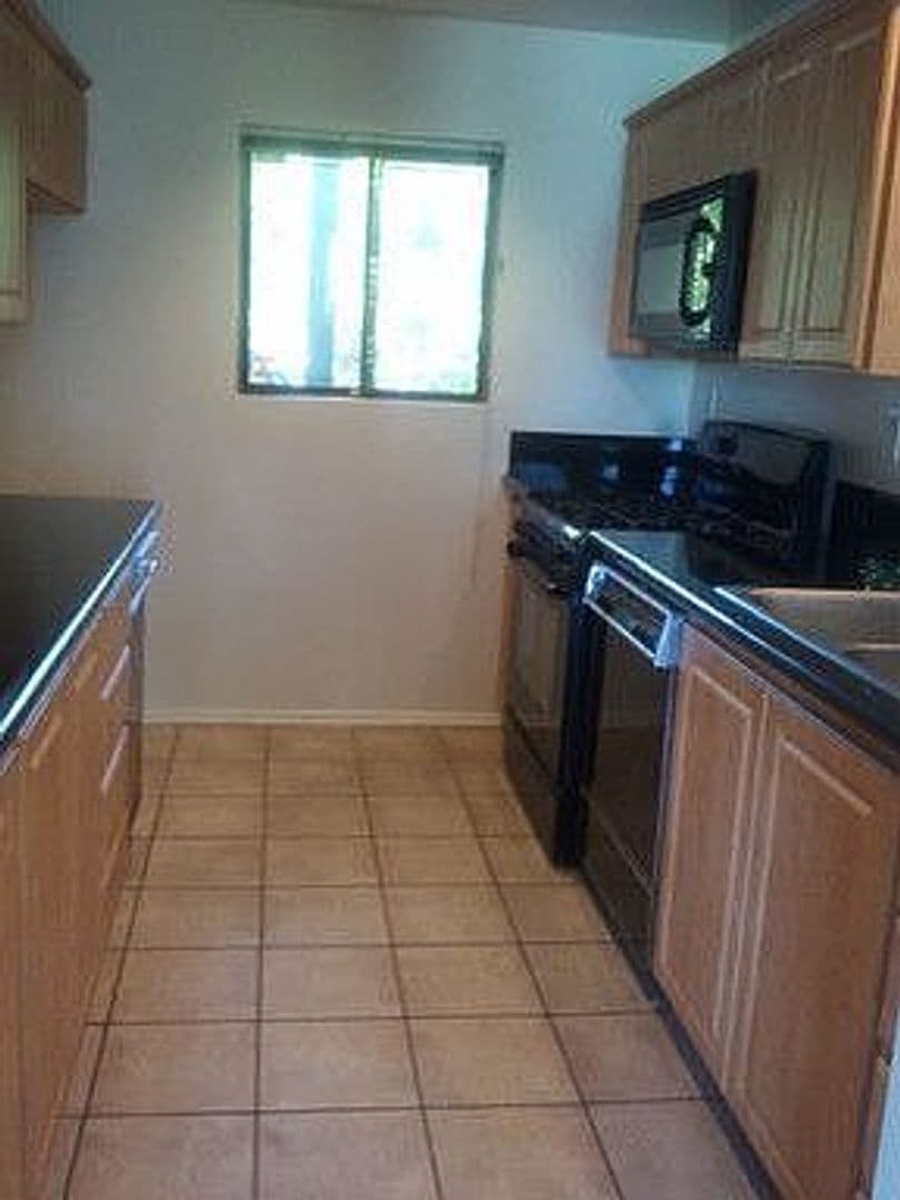 Los Angeles Condo: 3884 Fredonia Dr. Unit F
