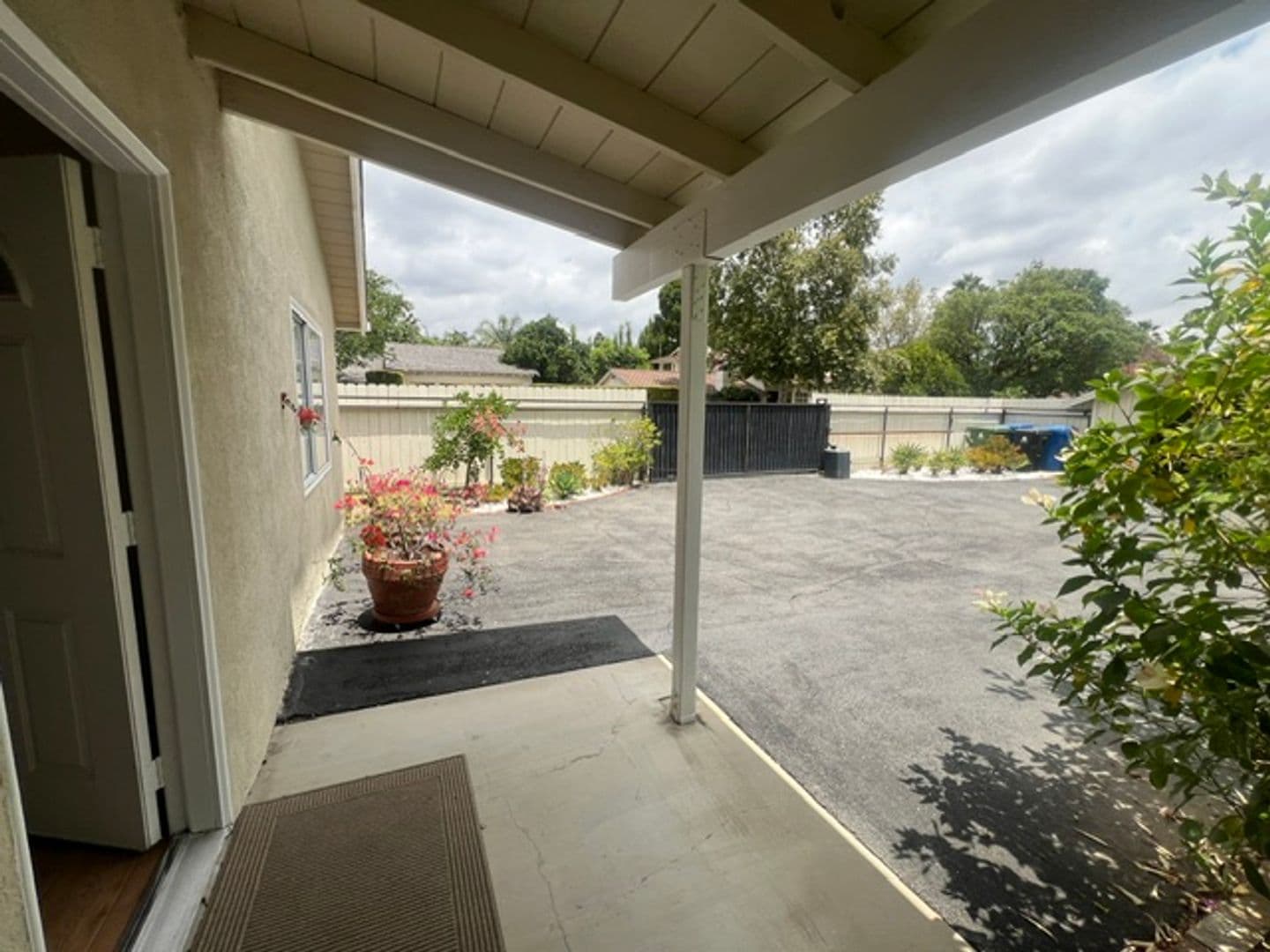Northridge House: 17430 W Gledhill St.