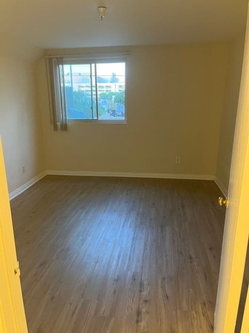 North Hollywood Condo: 5143 Bakman Ave. #102