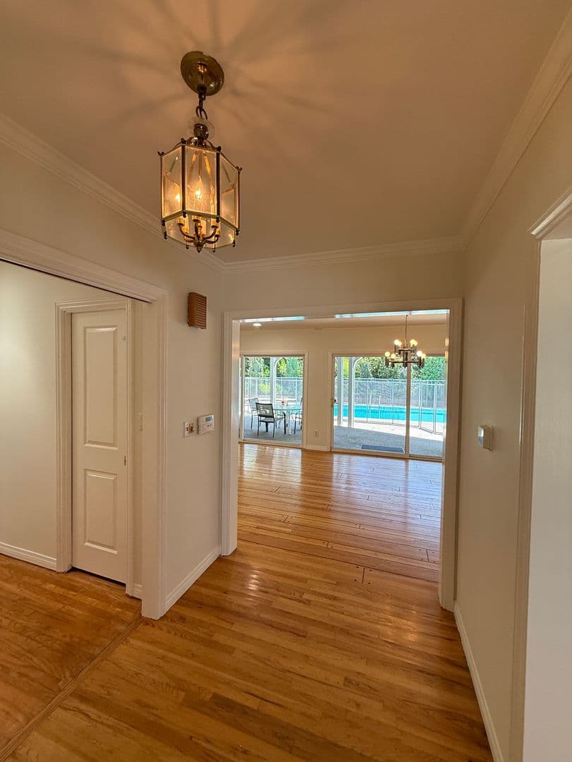 Tarzana House: 18836 La Amistad Pl