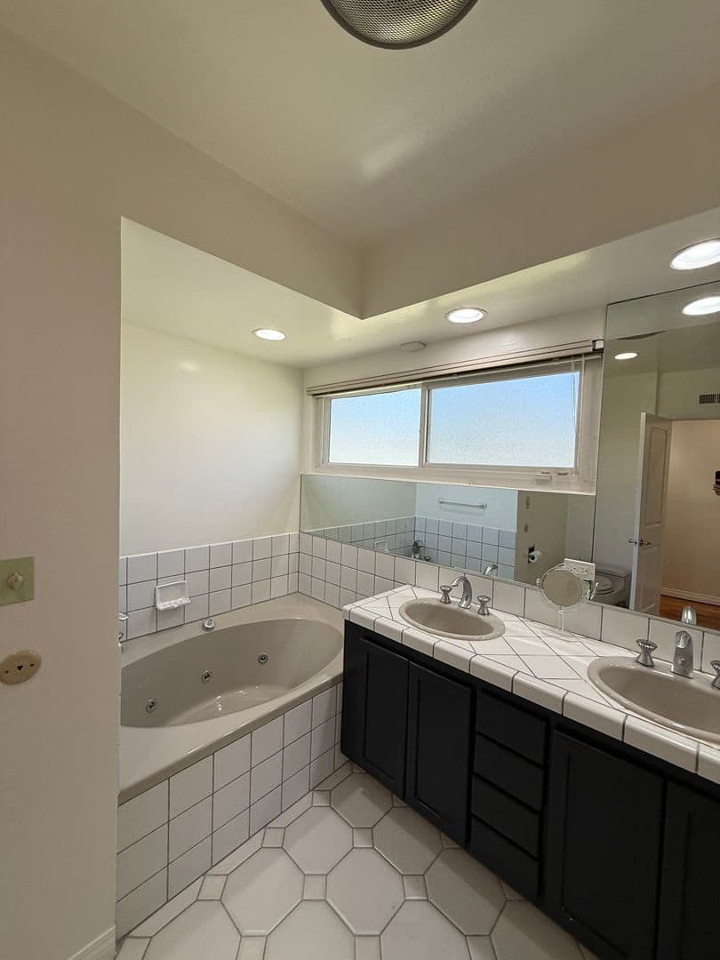 Tarzana House: 18836 La Amistad Pl