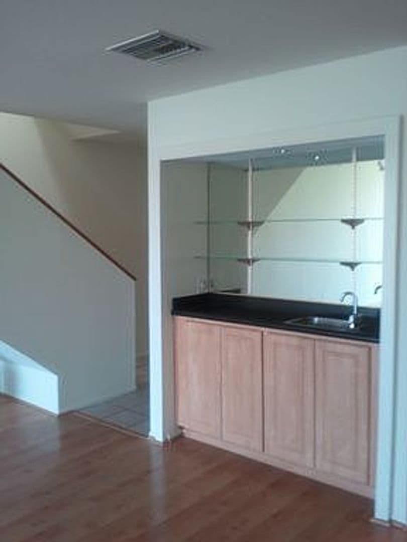 Los Angeles Condo: 3884 Fredonia Dr. Unit F