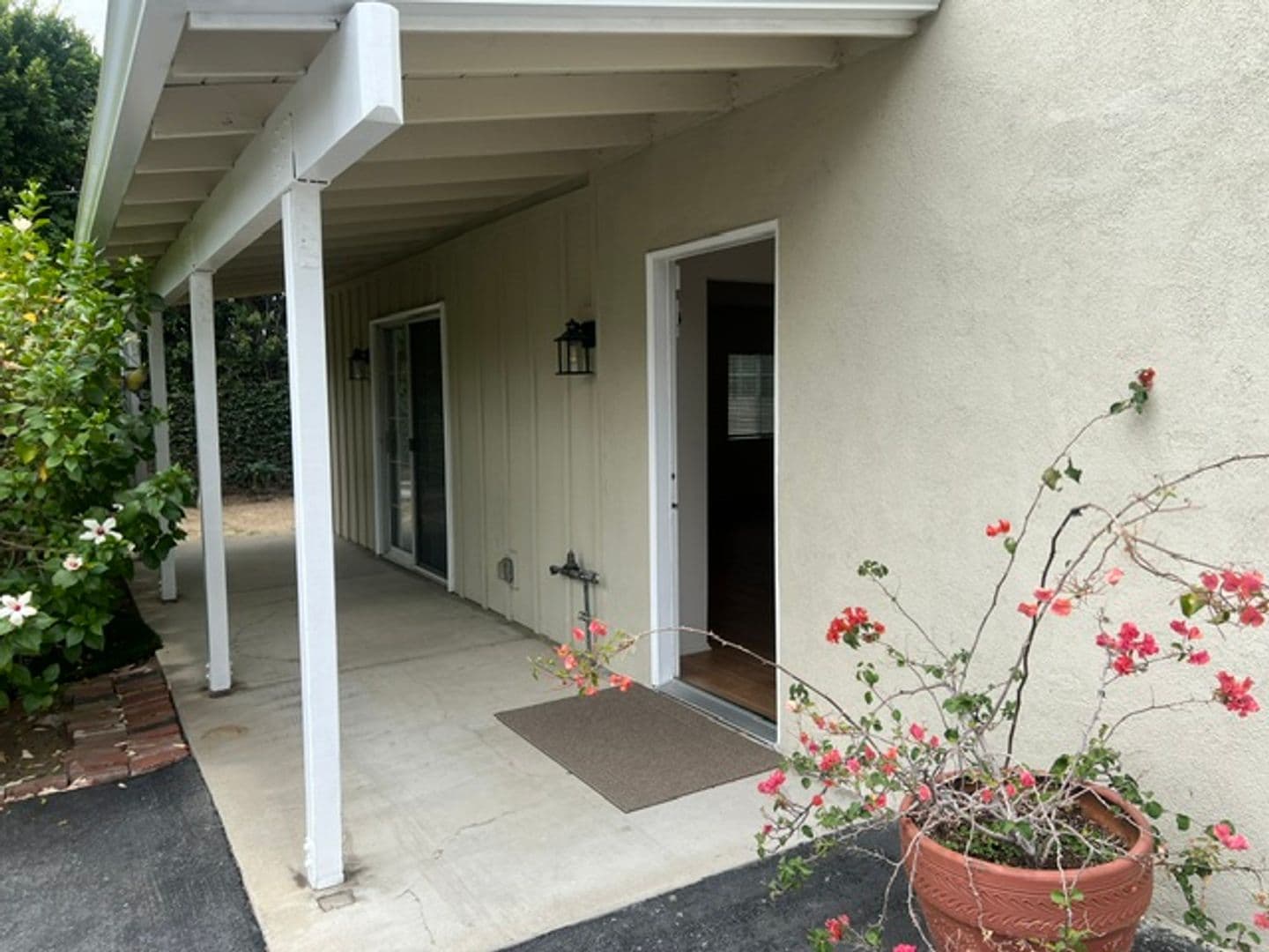 Northridge House: 17430 W Gledhill St.