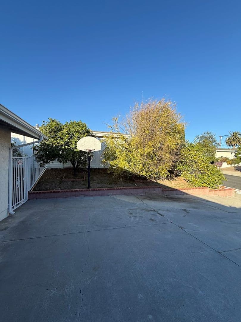 Granada Hills House: 11725 Monogram Avenue