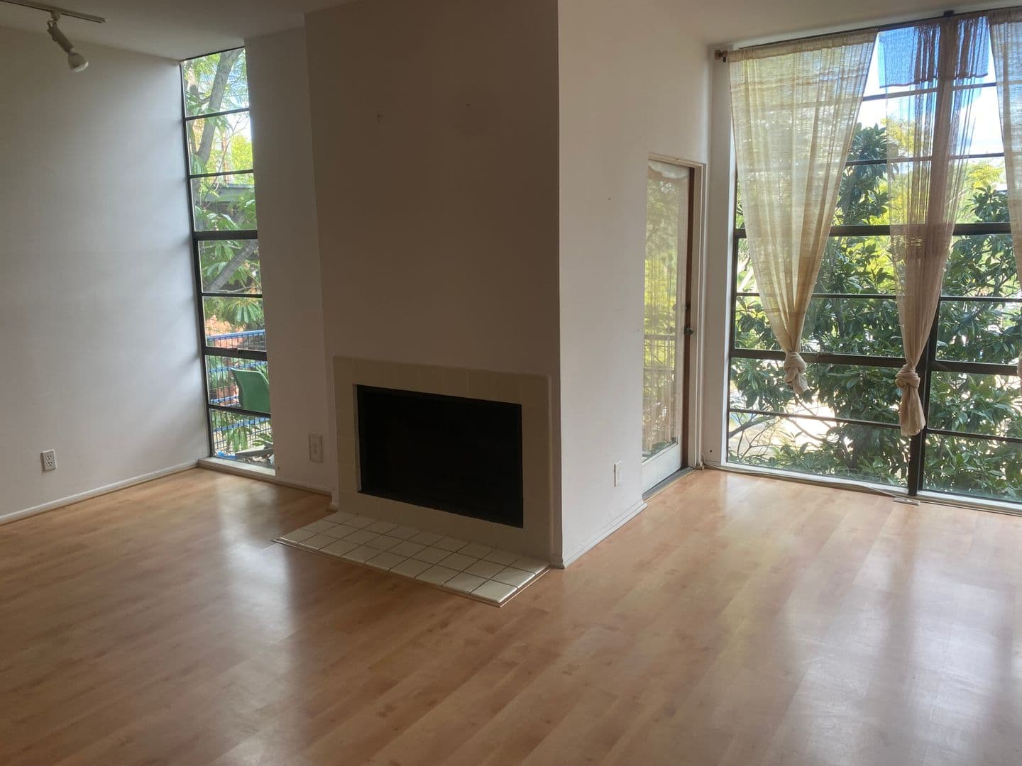 Los Angeles Condo: 3884 Fredonia Dr. Unit F