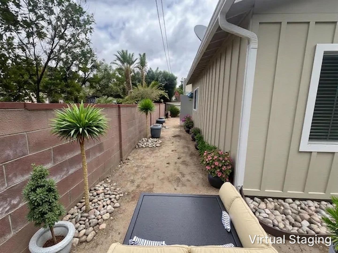 Northridge House: 17430 W Gledhill St.
