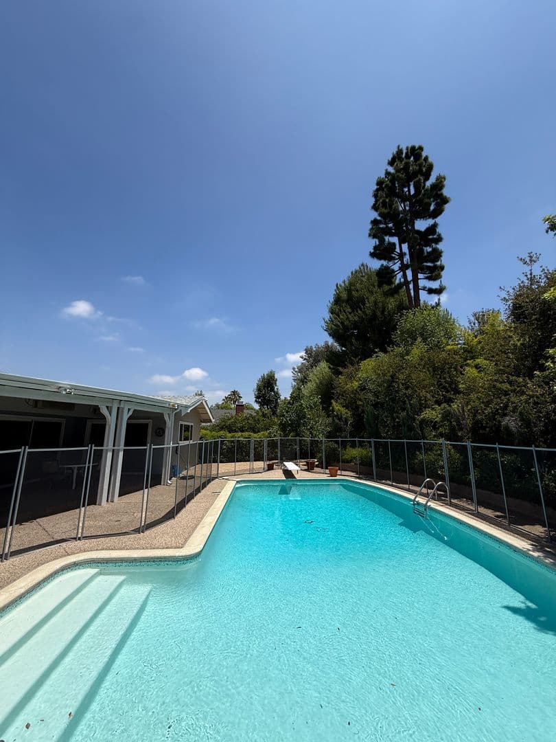 Tarzana House: 18836 La Amistad Pl