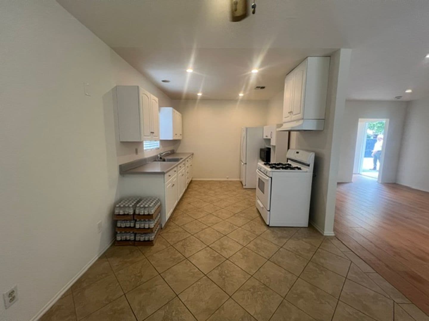 Northridge House: 17430 W Gledhill St.