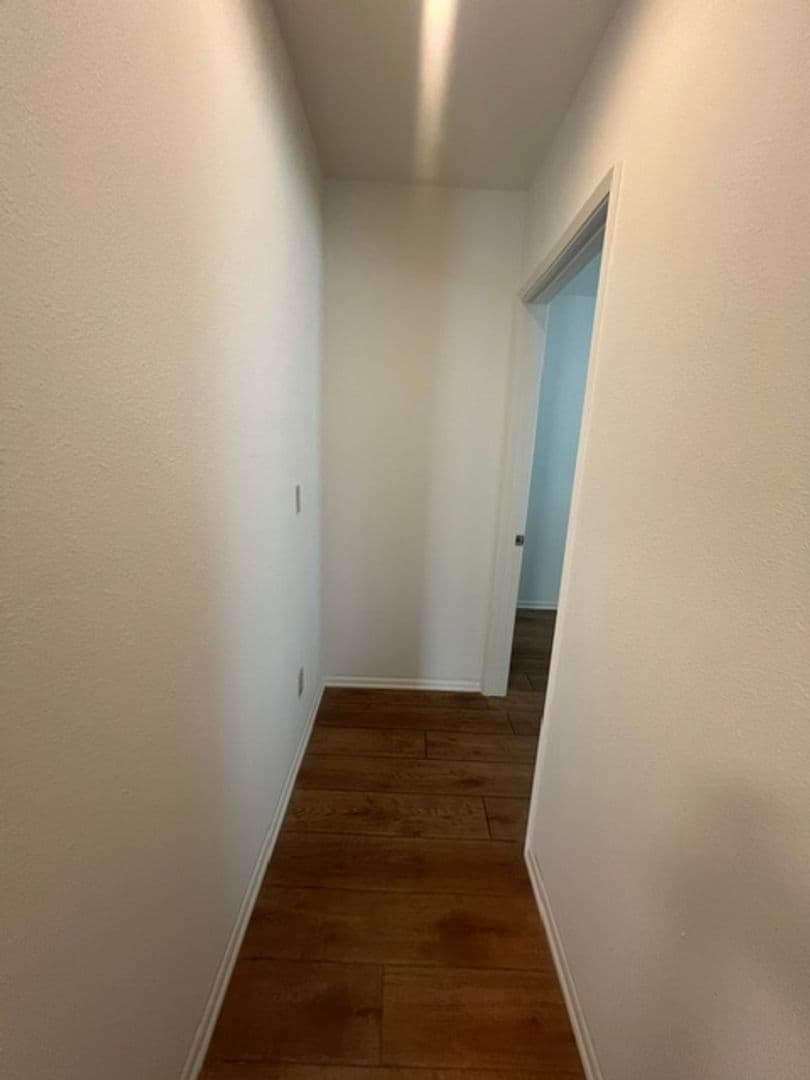 Northridge House: 17430 W Gledhill St.