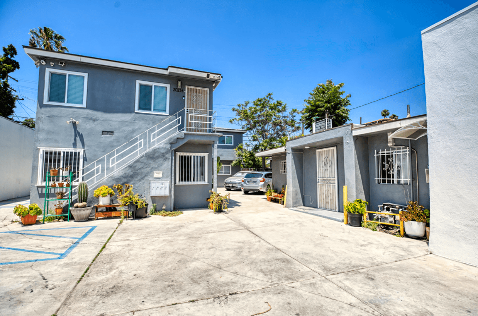 Los Angeles Apartment: 2021- 2027 W Jefferson Blvd
