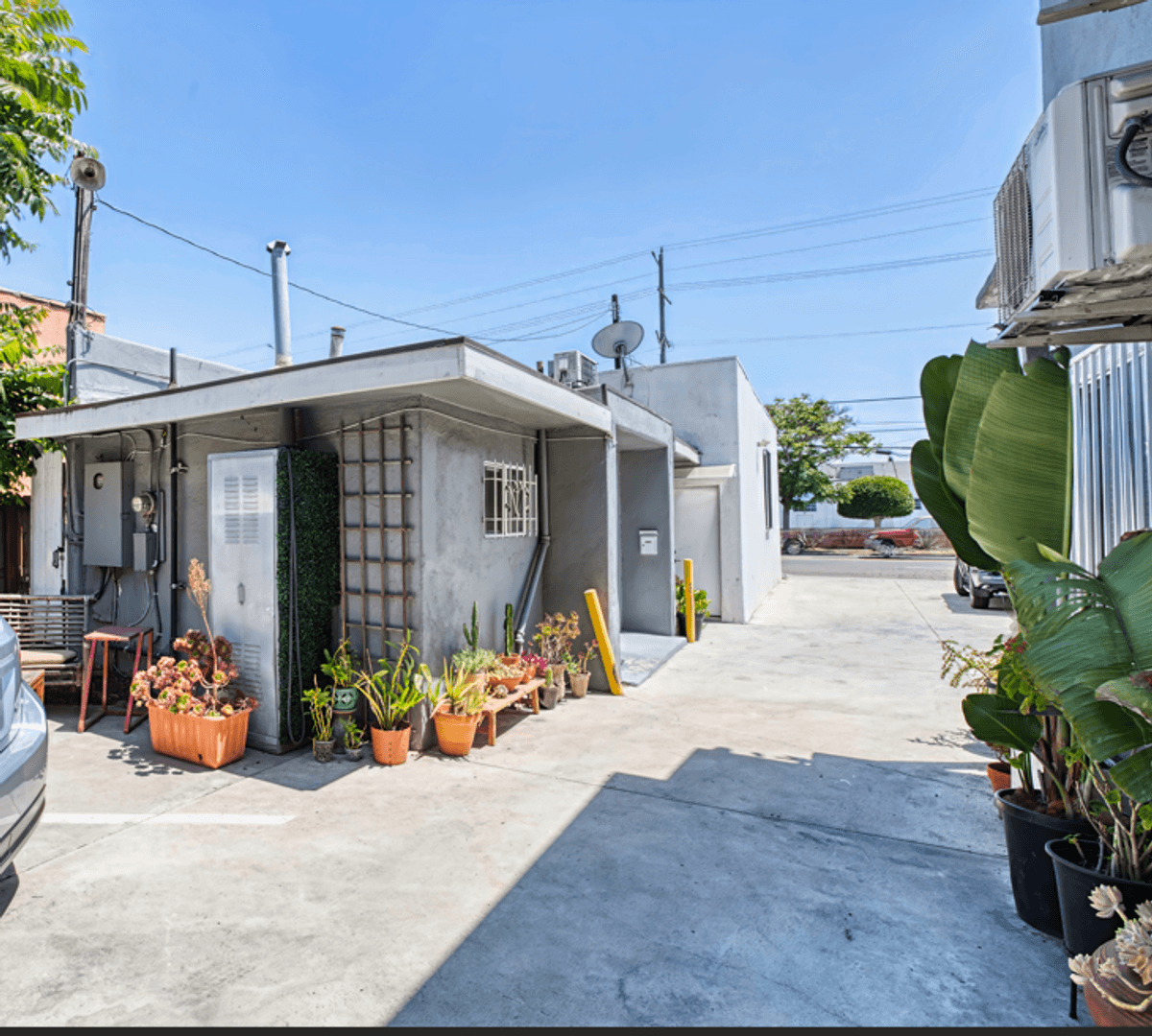 Los Angeles Apartment: 2021- 2027 W Jefferson Blvd