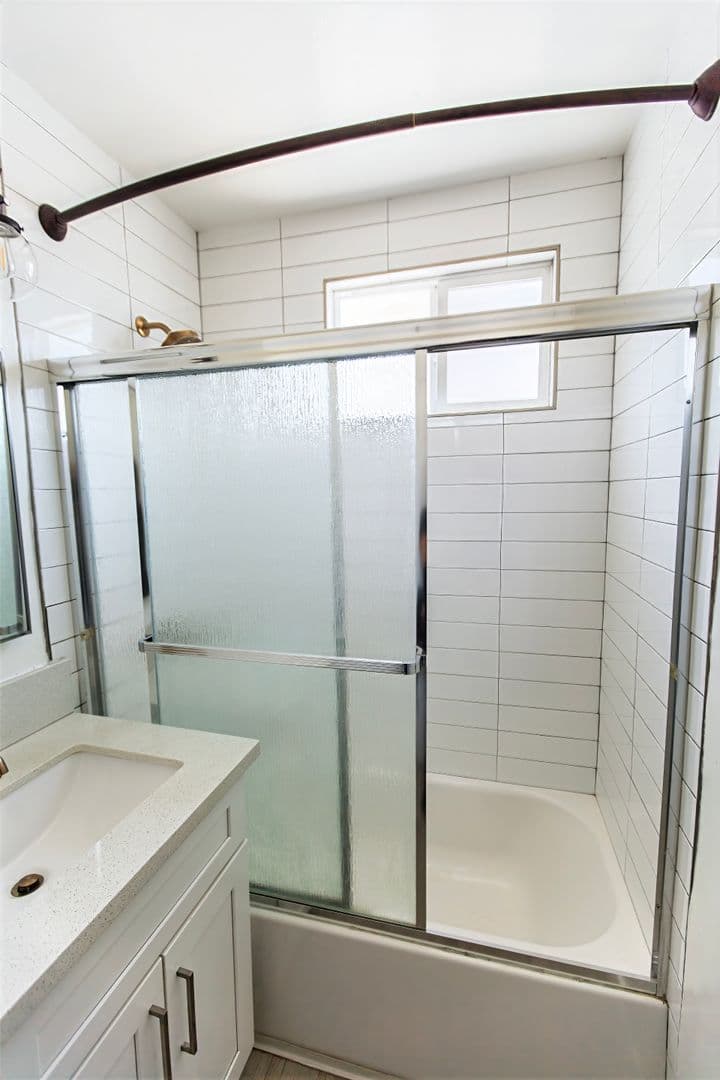 Los Angeles Apartment: 2021- 2027 W Jefferson Blvd