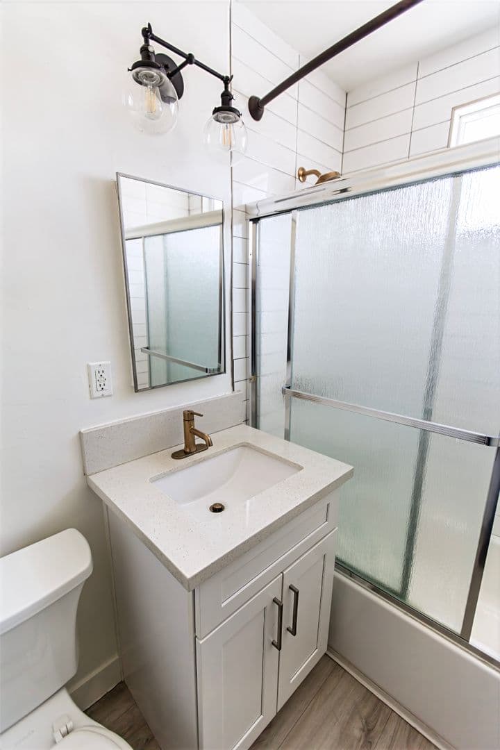 Los Angeles Apartment: 2021- 2027 W Jefferson Blvd