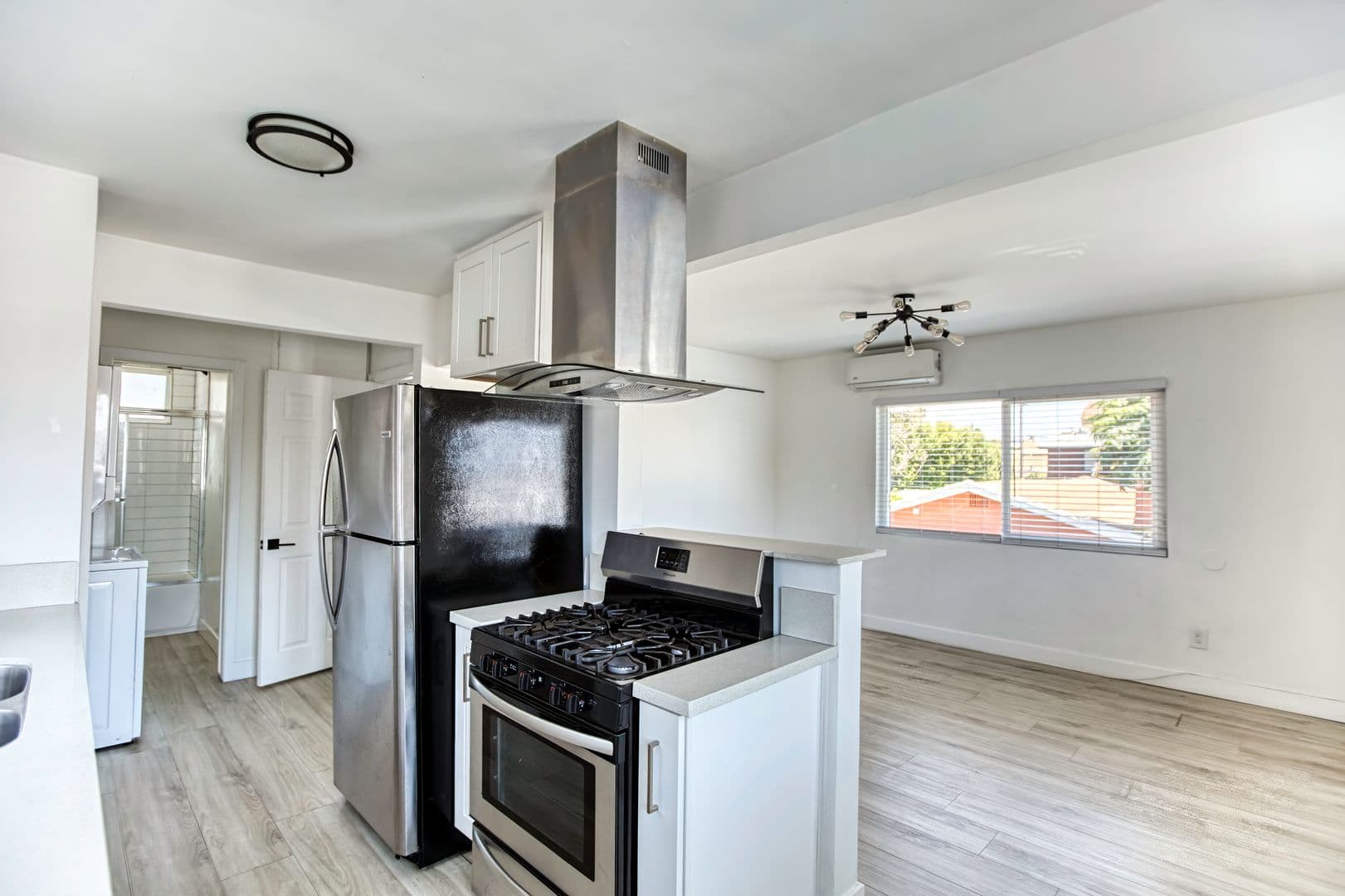 Los Angeles Apartment: 2021- 2027 W Jefferson Blvd