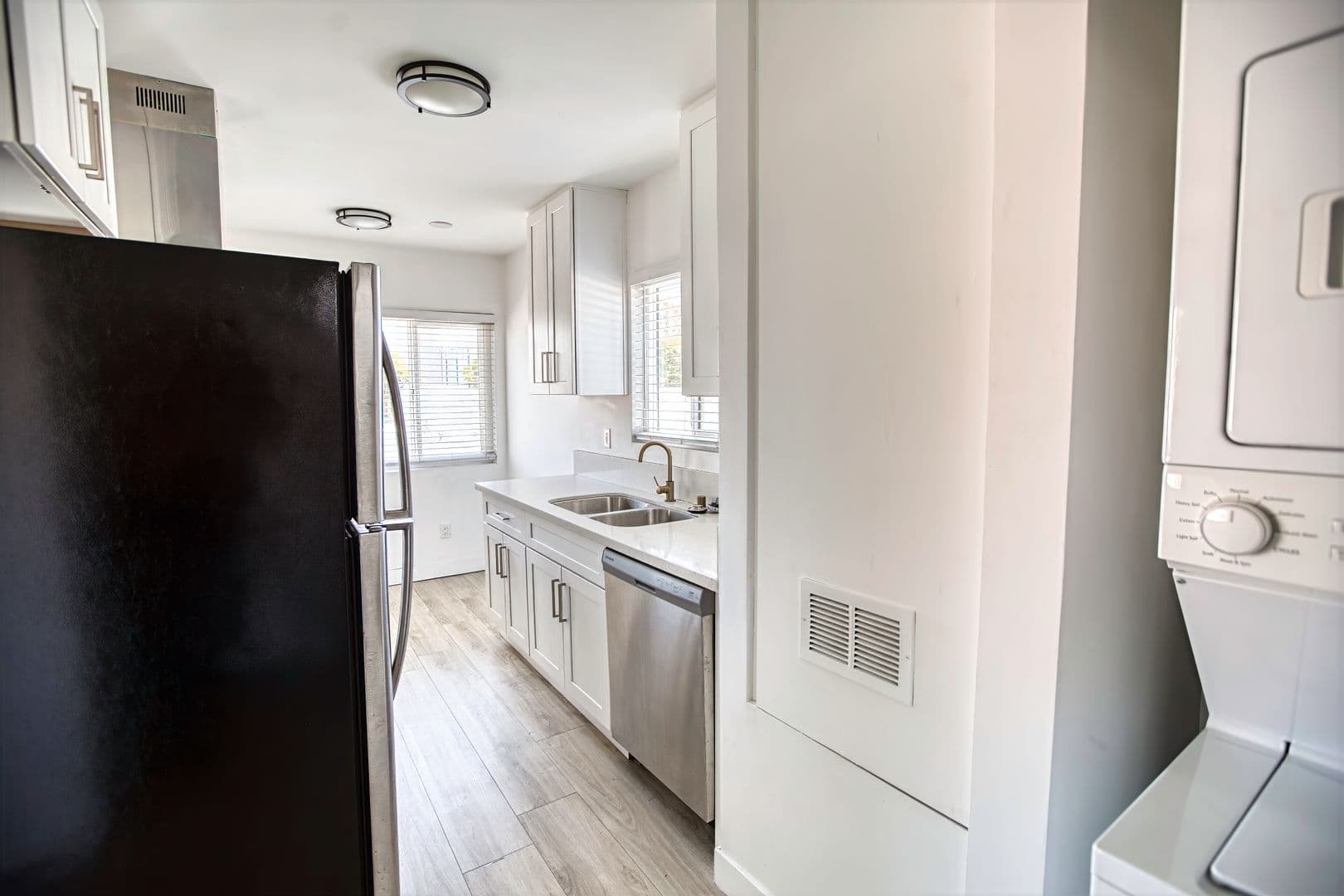 Los Angeles Apartment: 2021- 2027 W Jefferson Blvd