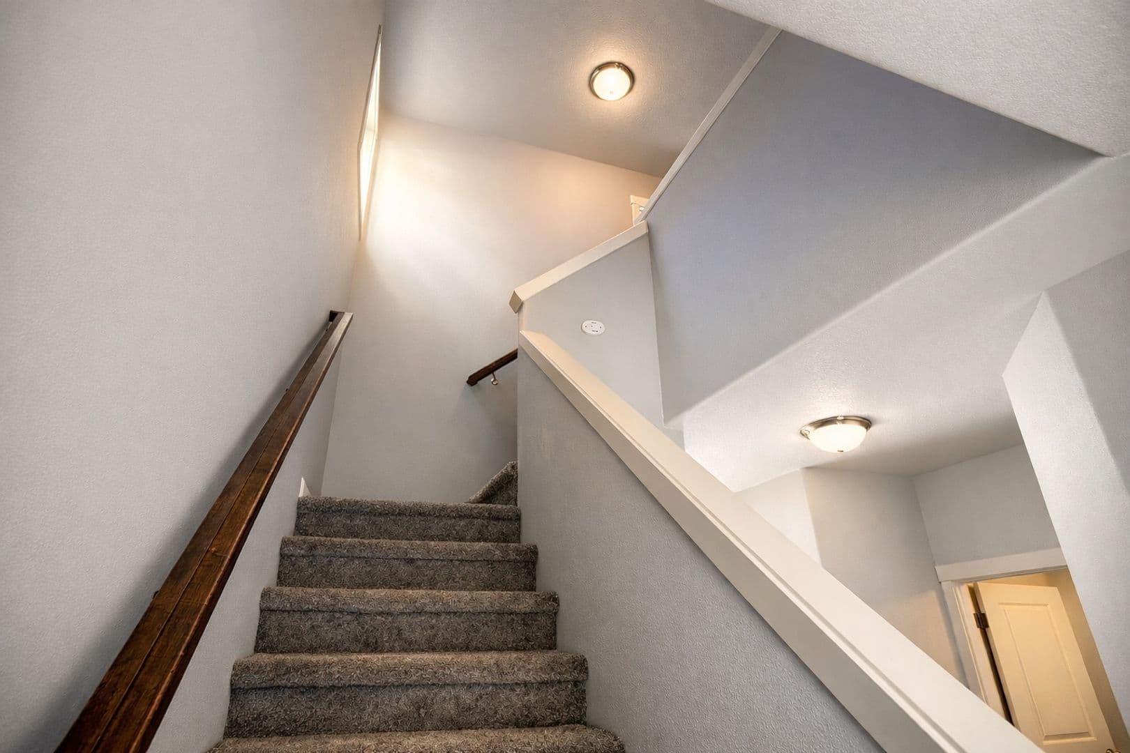 Kalama Apartment: 205 Cloverdale Rd