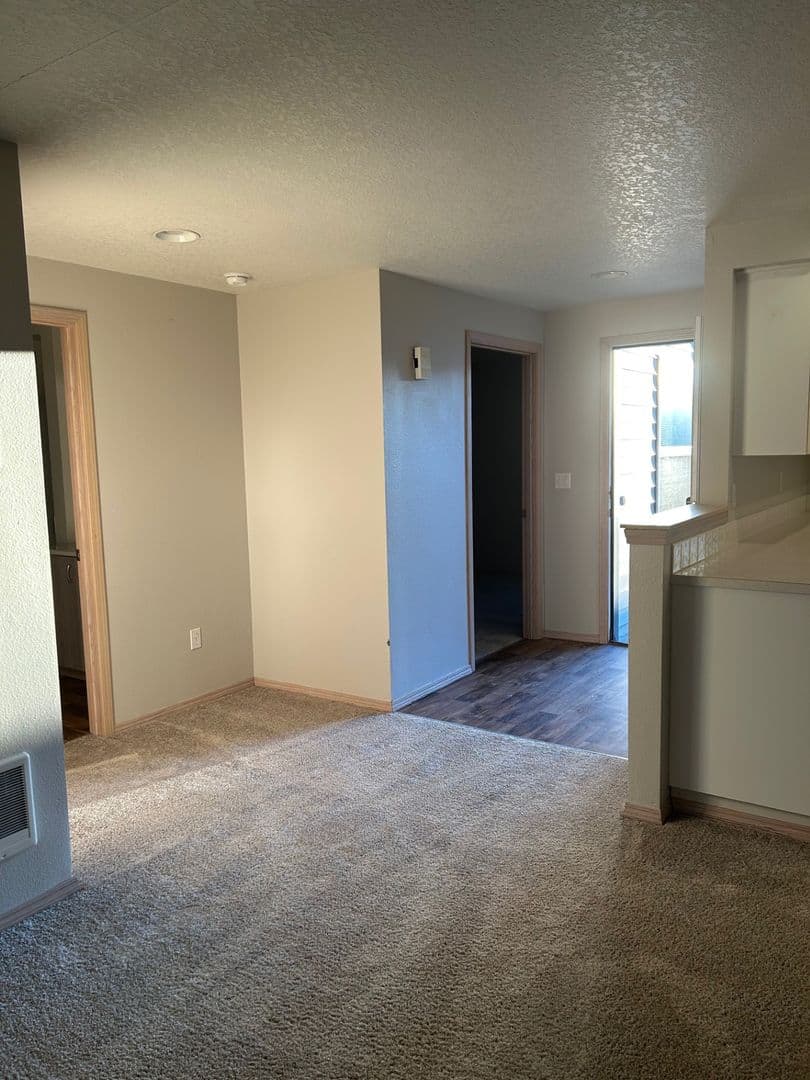 Ridgefield Apartment: 2019 NE 179th St