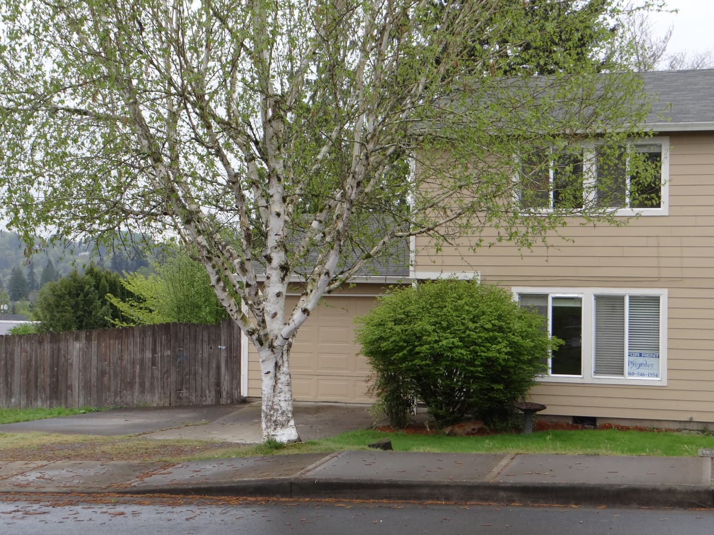 La Center House: 620 E Elm Ave