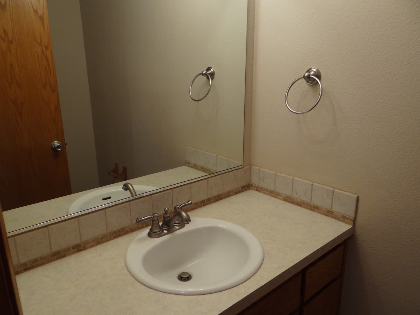 La Center House: 620 E Elm Ave