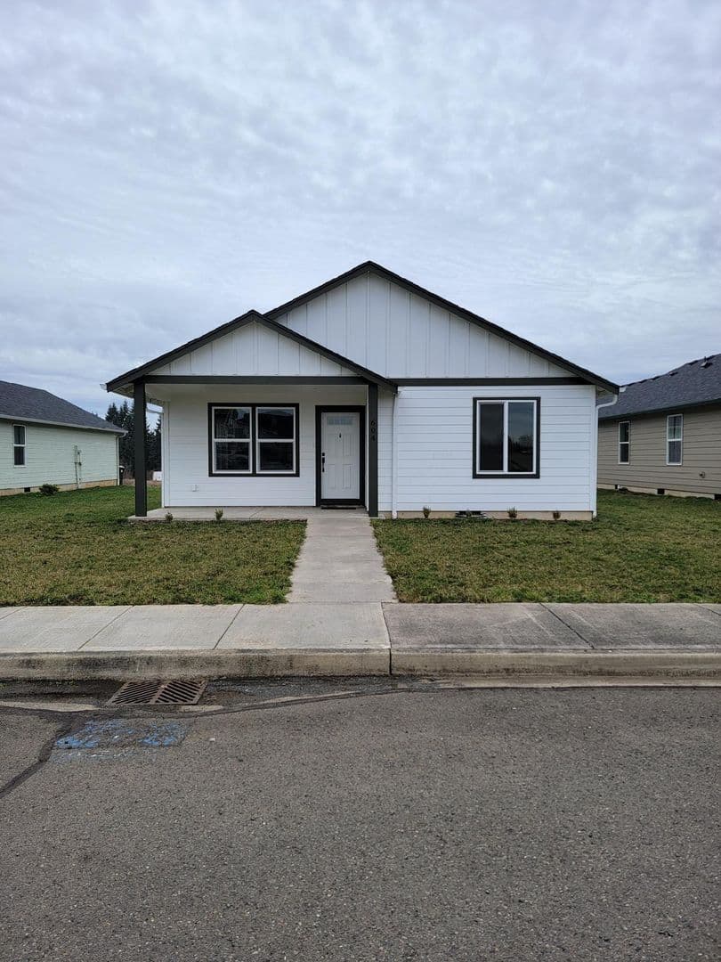 Winlock House: 604 Roundtree Blvd