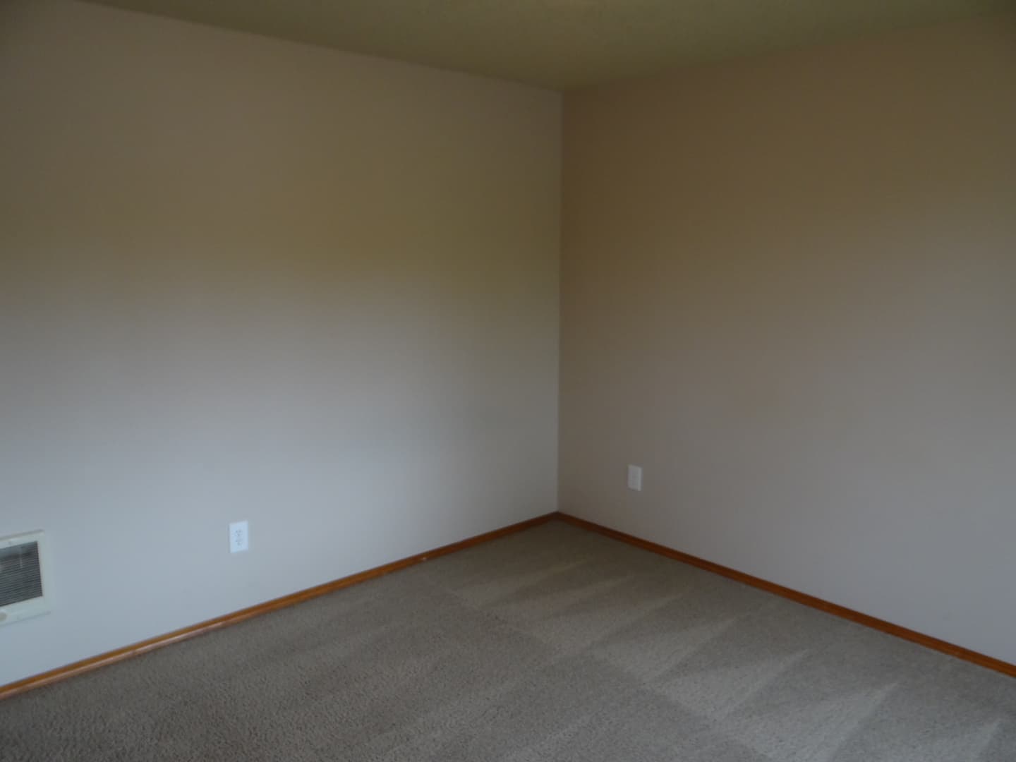 La Center House: 620 E Elm Ave